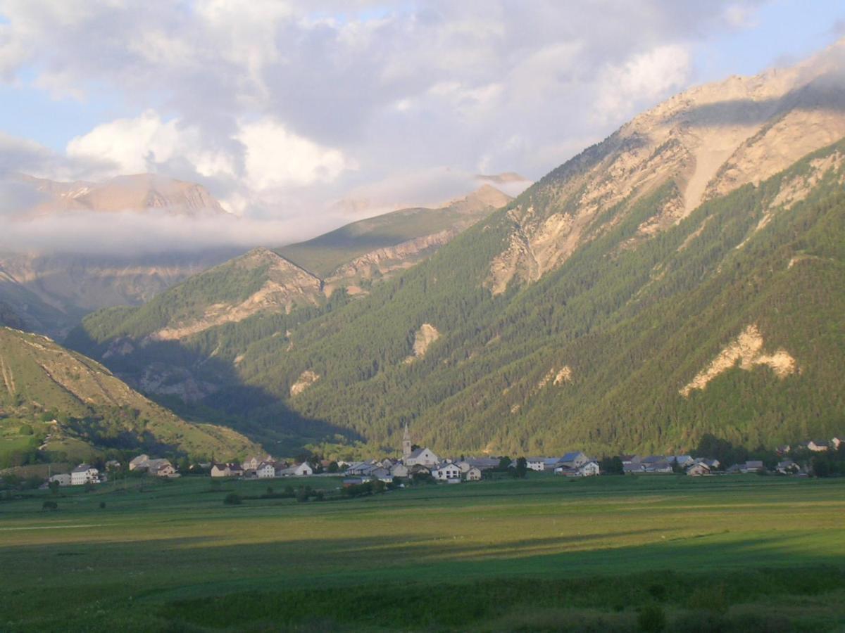 Hotel Restaurant Le Chamois Ancelle Bagian luar foto